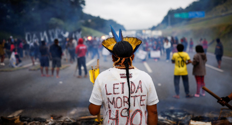 Protestas por el proyecto de ley que delimita la demarcación de tierras indígenas en Brasil. Foto Reuters