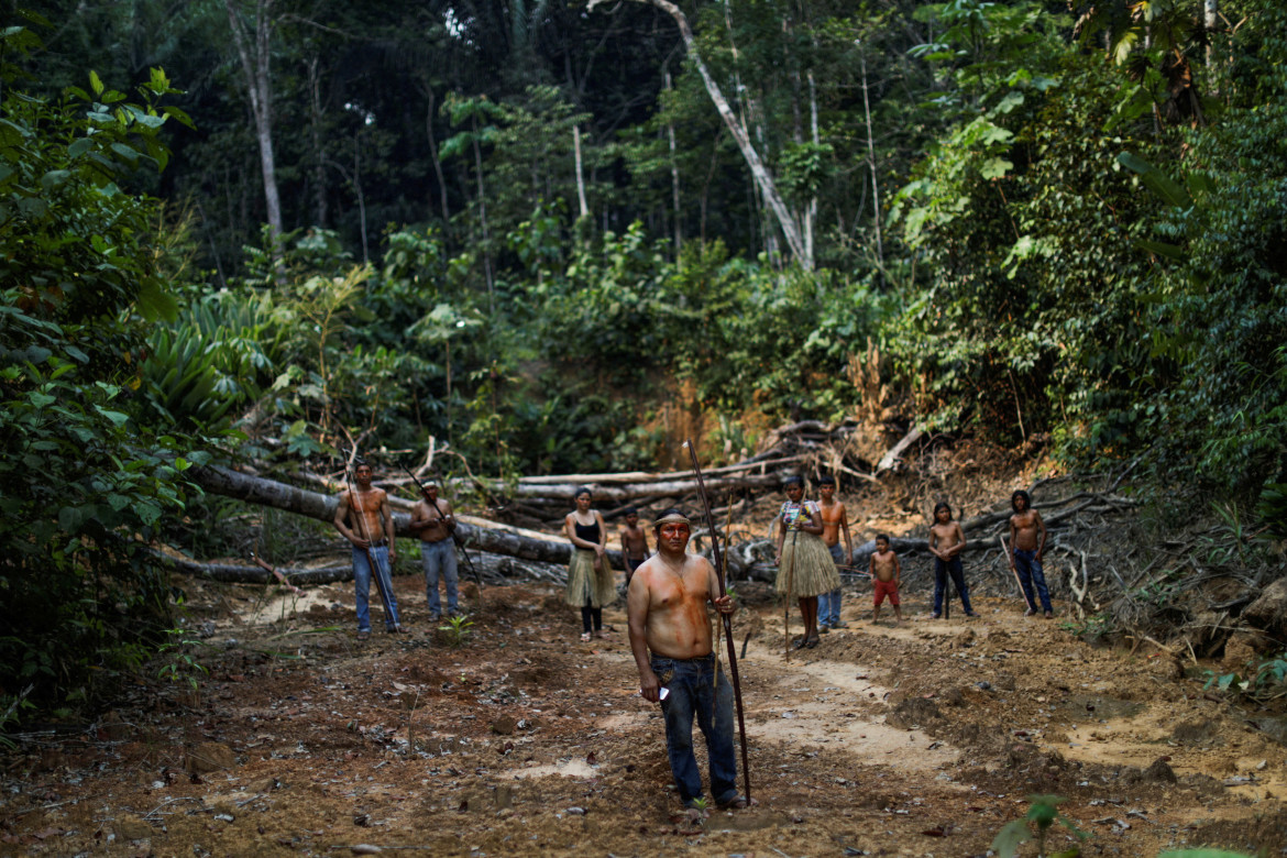 Indígenas Mura posan para una foto en un área deforestada de una tierra indígena no demarcada en la selva amazónica cerca de Humaita, estado de Amazonas, Brasil