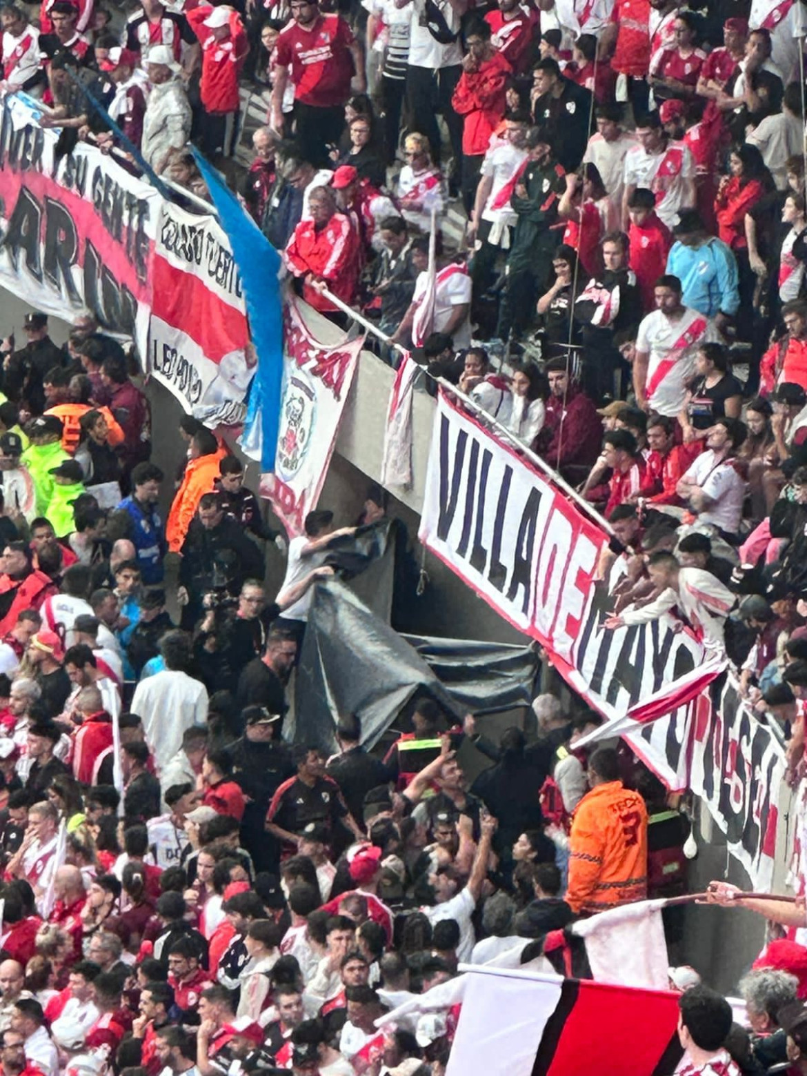 El sector donde cayó una persona en el Estadio Monumental. Foto: Twitter.