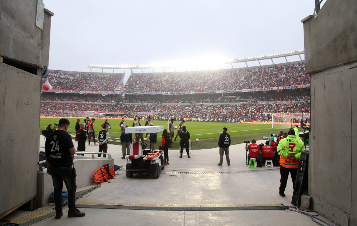 Los hinchas de River Plate alertaron del fallecimiento del fanático. Foto: NA.