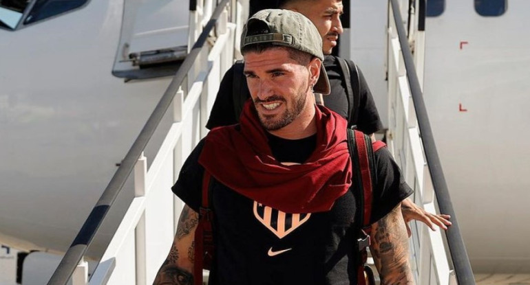 Rodrigo De Paul, su extravagante nuevo look y el premonitorio mensaje a Bizarrap antes de la final del Mundial Rodrigo De Paul, su extravagante nuevo look y el premonitorio mensaje a Bizarrap antes de la final del Mundial