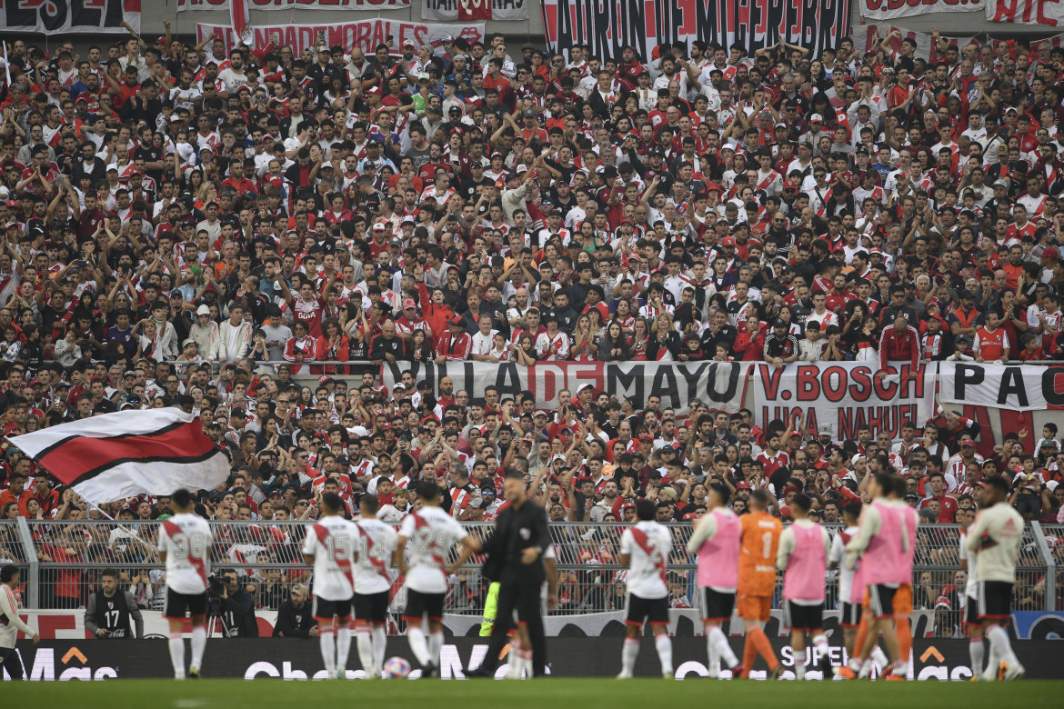 Un hincha de River murió en pleno partido tras caer al vacío. Foto: Télam.