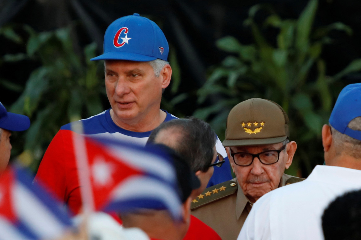 Raúl Castro (derecha) junto a Miguel Díaz-Canel (izquierda). Foto: Reuters.