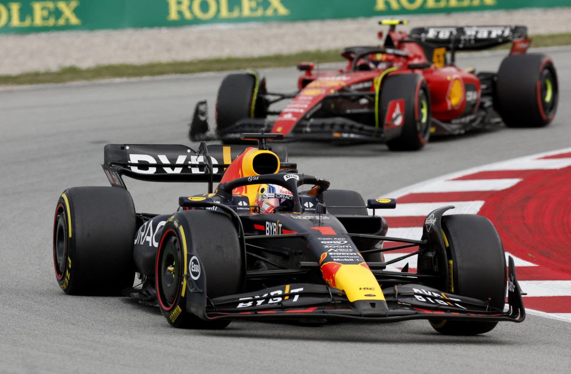 Max Verstappen seguido por Carlos Sainz; Gran Premio de España. Foto: Reuters.