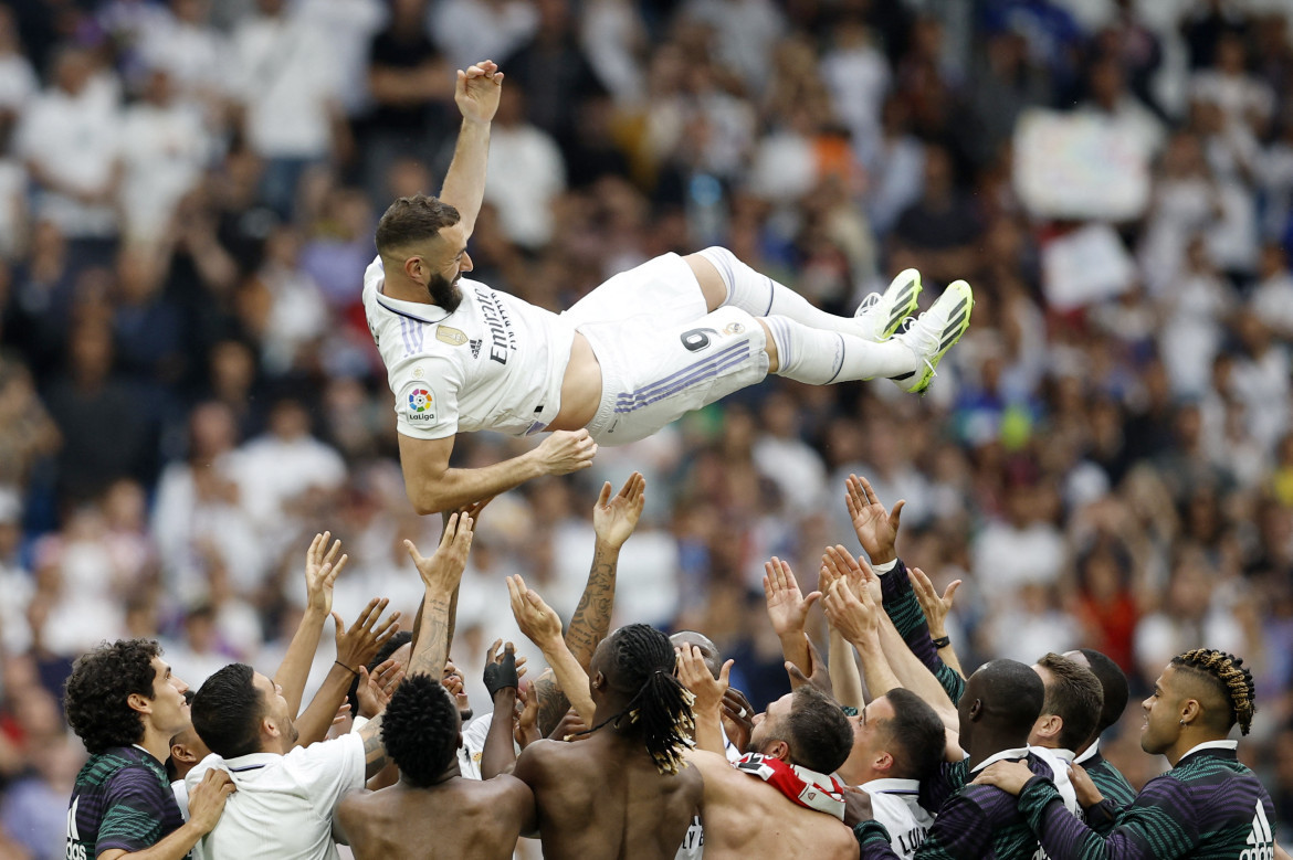 La despedida de los compañeros a Karim Benzema. Foto: Reuters.