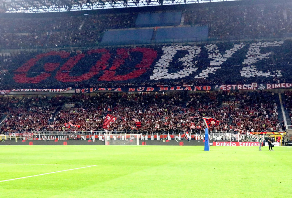 El telón de los hinchas para homenajear a Zlatan Ibrahimovic. Foto: EFE.