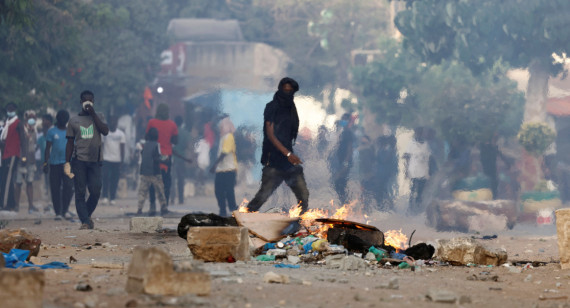Barricada en llamas durante los enfrentamientos con las fuerzas de seguridad después de que Sonko fuera sentenciado a prisión, en Dakar, Senegal. Fuente: Reuters.s
