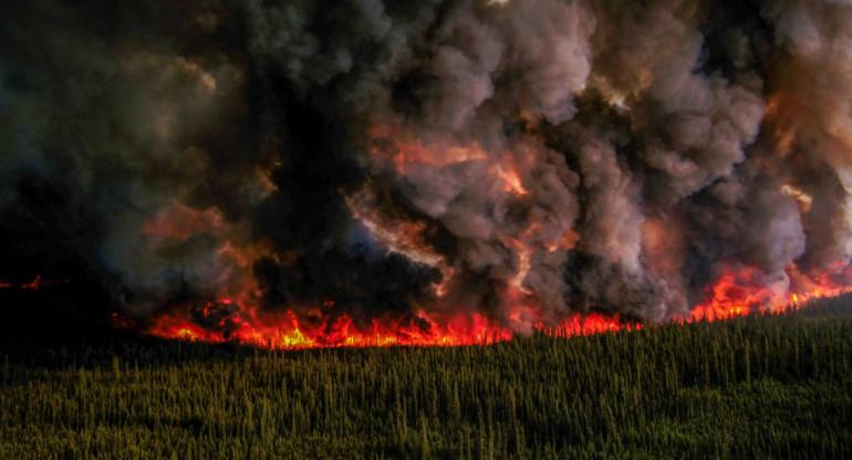 Humo elevándose del incendio forestal Donnie Creek Complex al sur de Fort Nelson. Foto: Reuters