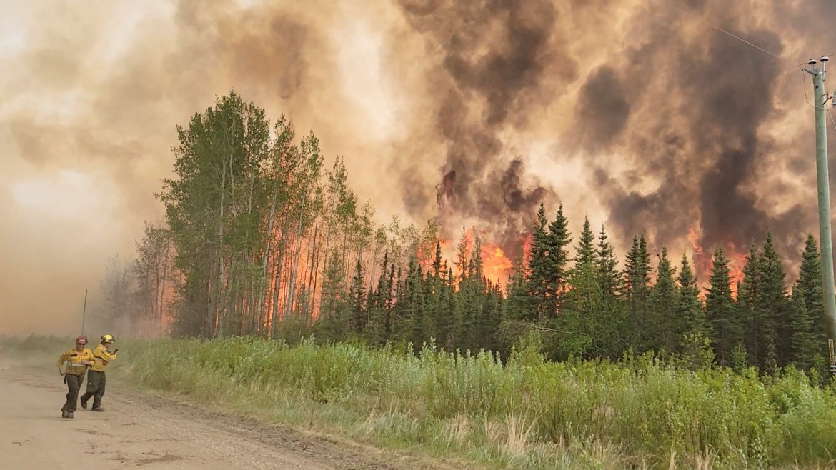 Incendio forestal arde alrededor de East Prairie Metis Settlement, Alberta. Foto: Reuters