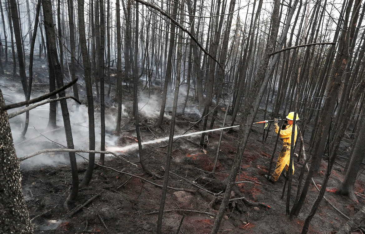 Bombero combatiendo el fuego en Nueva Escocia. Foto: Reuters