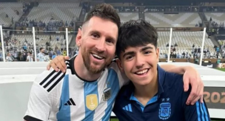 Messi y Benjamín Agüero. Foto NA.