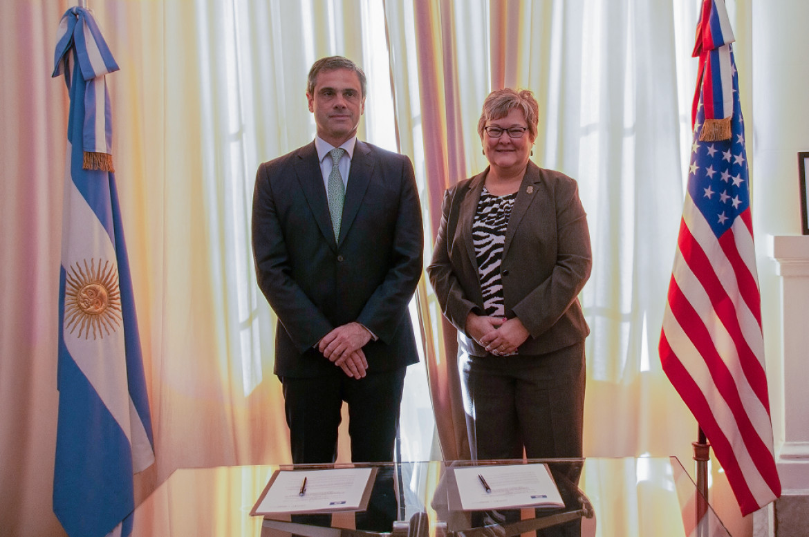 El director general de Aduanas, Guillermo Michel, y Katrina Berger —Acting Executive Associate Director, Homeland Security Investigations. Foto: Aduana.