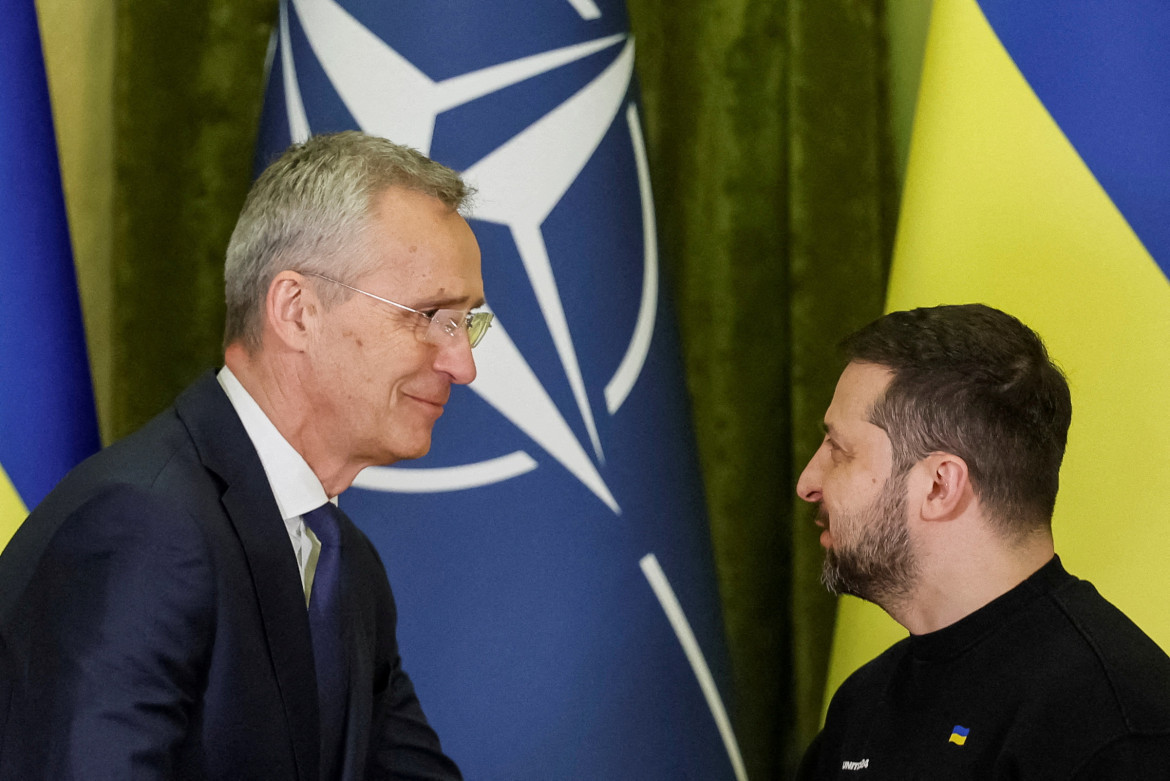 Jens Stoltenberg, el secretario general de la OTAN, y Volodímir Zelenski, presidente de Ucrania. Fuente: Reuters.