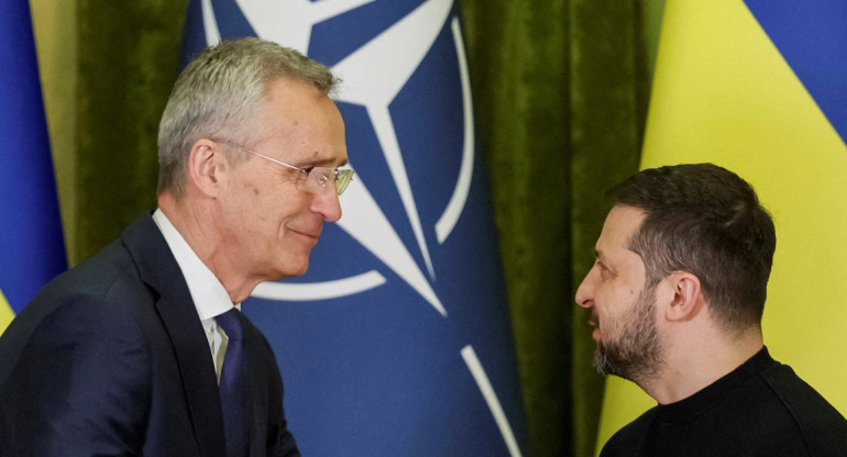 Jens Stoltenberg, el secretario general de la OTAN, y Volodímir Zelenski, presidente de Ucrania. Fuente: Reuters.