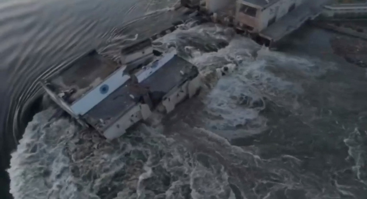 La represa de Kavojka destruida tras el ataque de este martes. Foto: Reuters.