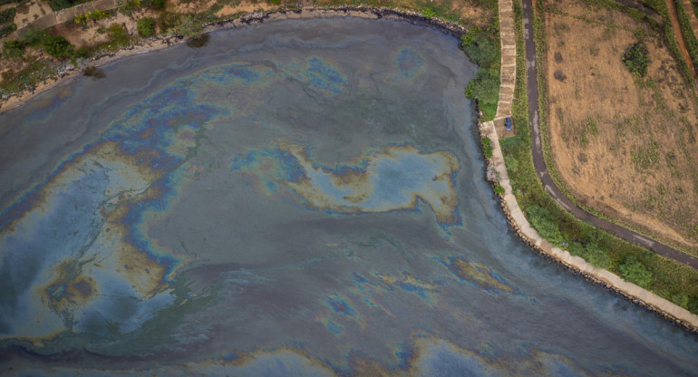 Fotografía aérea de una mancha de petroleo sobre el lago de Maracaibo. Foto: EFE