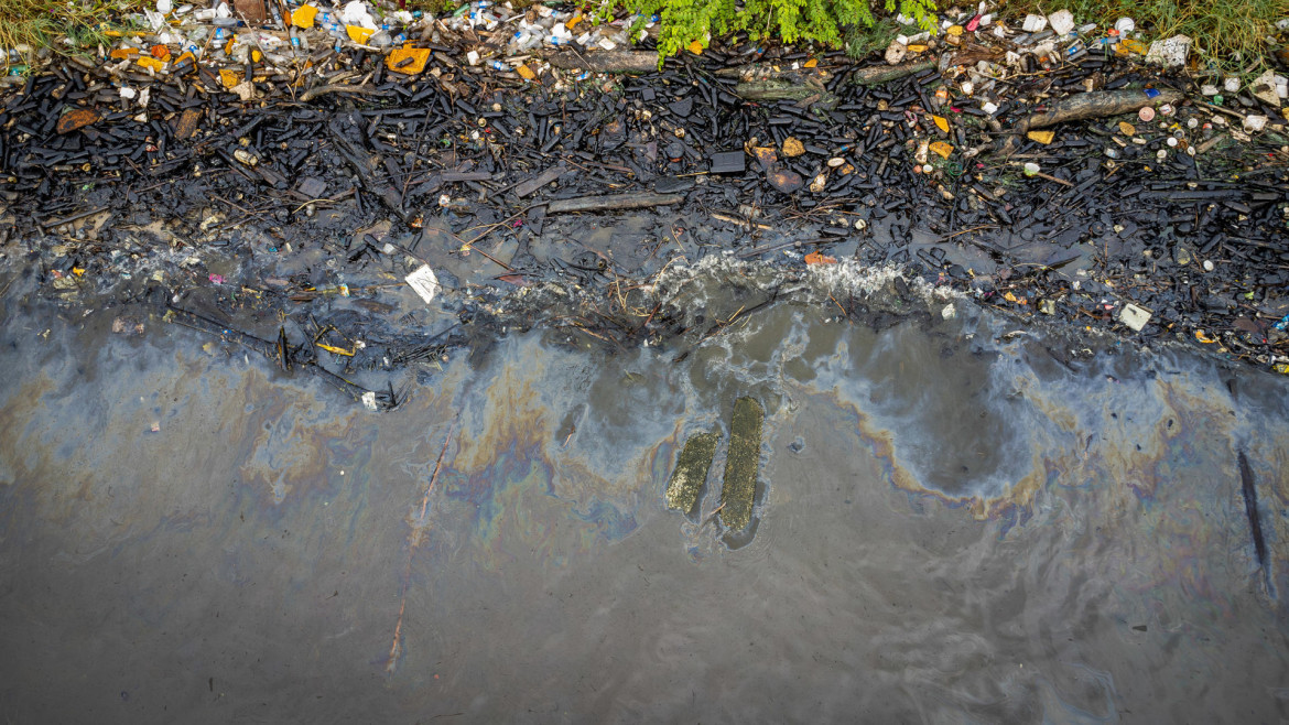 Plástico y petróleo en las orillas del lago de Maracaibo. Foto: EFE