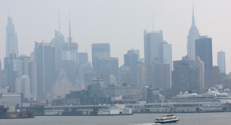 Así afecta a Nueva York el humo de los incendios en Canadá. Foto: Reuters.