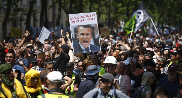 Protestas contra la reforma gubernamental del sistema de pensiones, este martes en París. Foto: EFE.