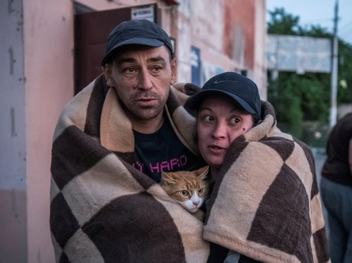 Evacuados tras la destrucción de la represa. Foto: Reuters.