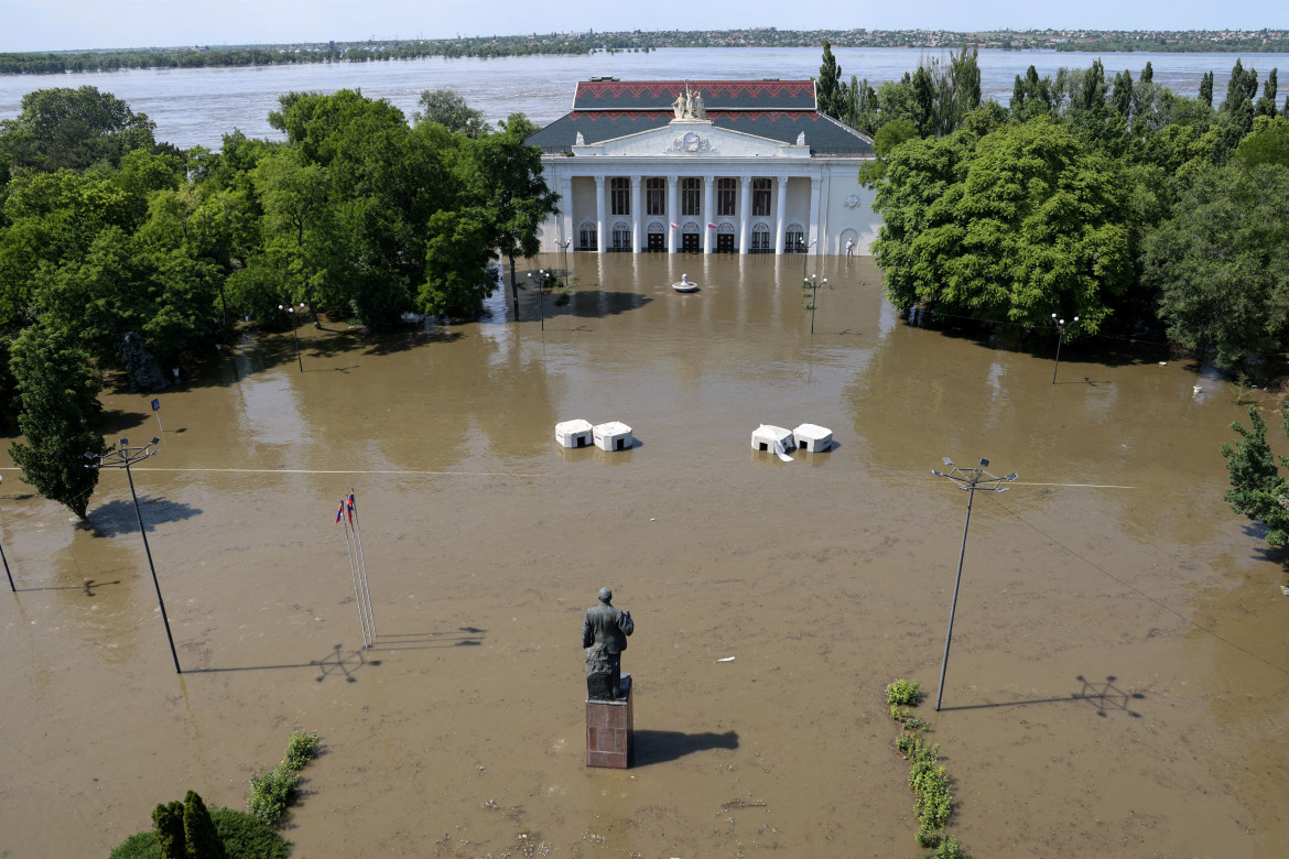 Destrucción de la represa en Jersón. Foto: Reuters.