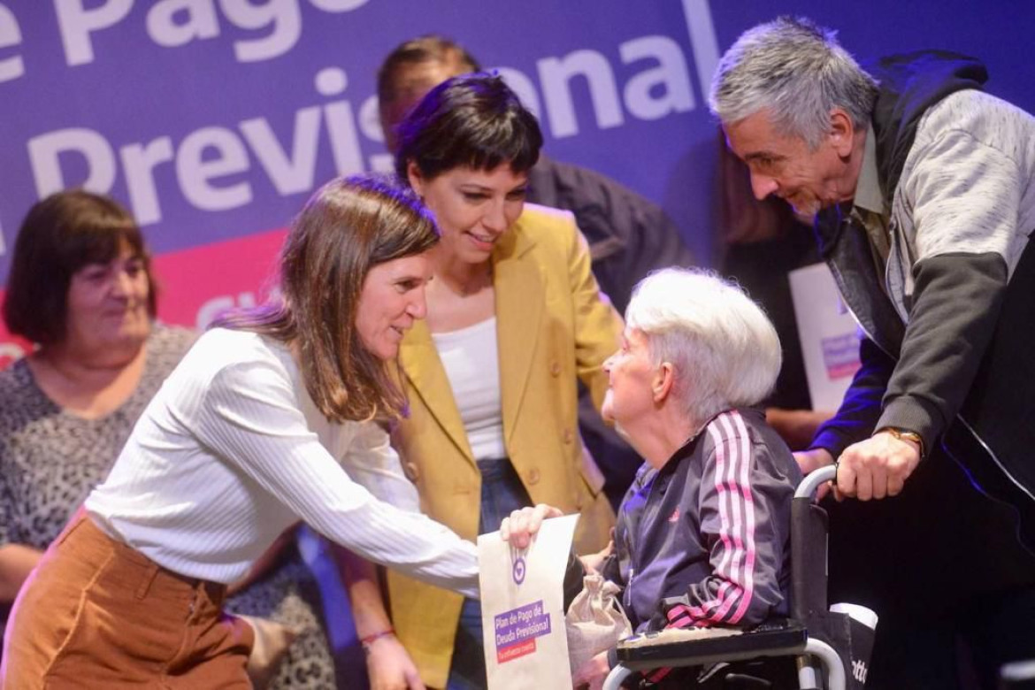Mayra Mendoza y Fernanda Raverta entregaron más de 650 resoluciones jubilatorias a personas mayores en Quilmes. Foto: Prensa.