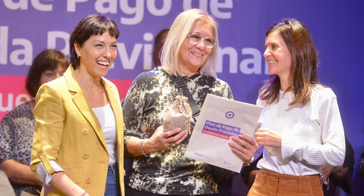 Mayra Mendoza y Fernanda Raverta entregaron más de 650 resoluciones jubilatorias a personas mayores en Quilmes. Foto: Prensa.