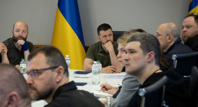 Volodimir Zelenski y colaboradores. Guerra entre Rusia y Ucrania. Foto: Reuters.