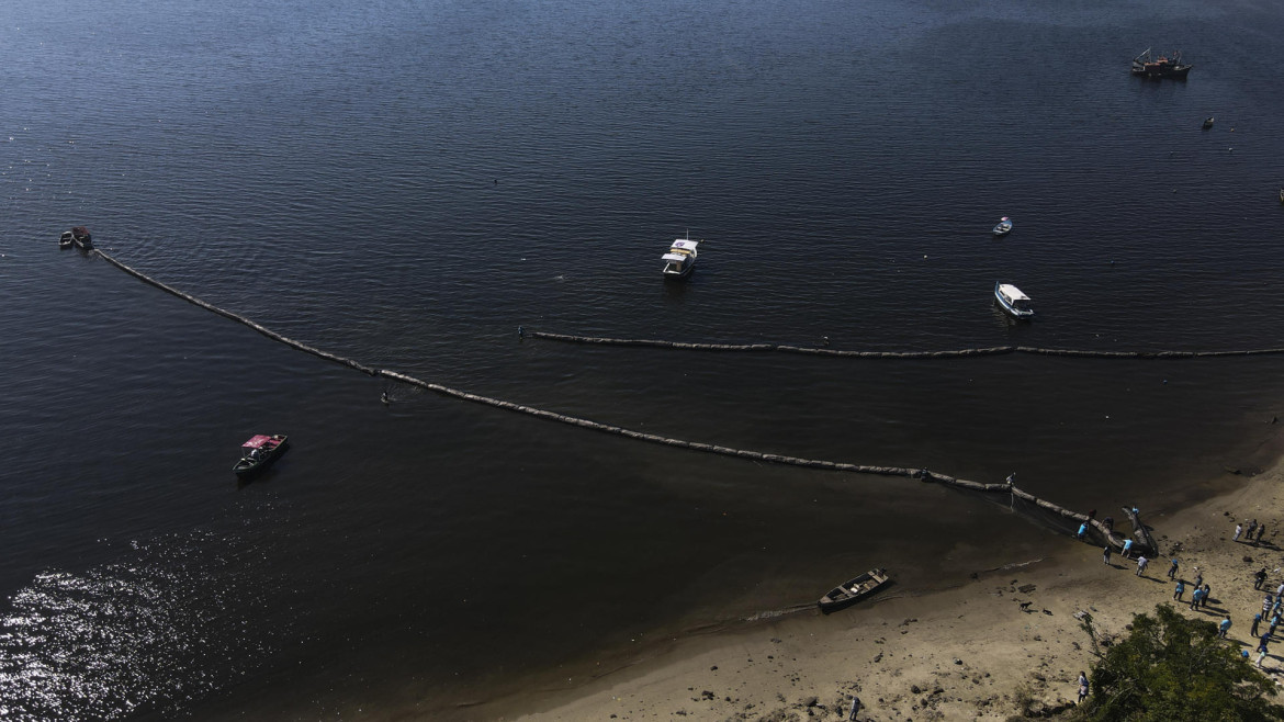 Toneladas de basura en el Océano de Brasil. Foto: EFE.