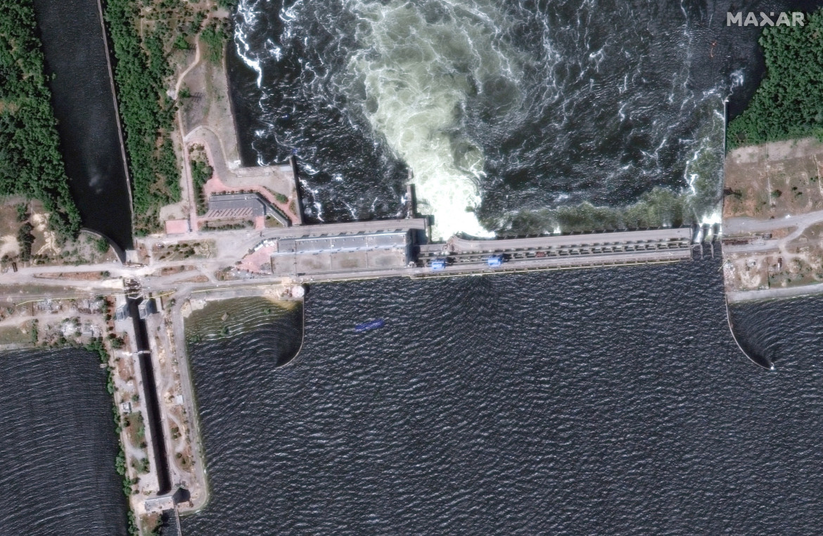 Voladura de represa en Ucrania. Foto: Reuters.