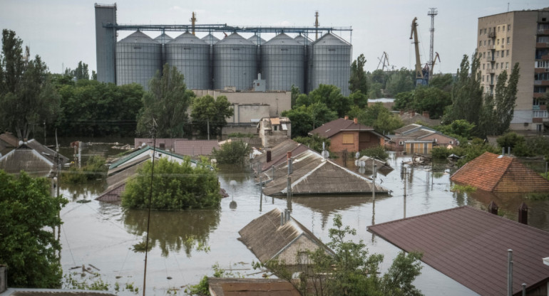 Inundación en Ucrania por voladura de represa. Foto Reuters.