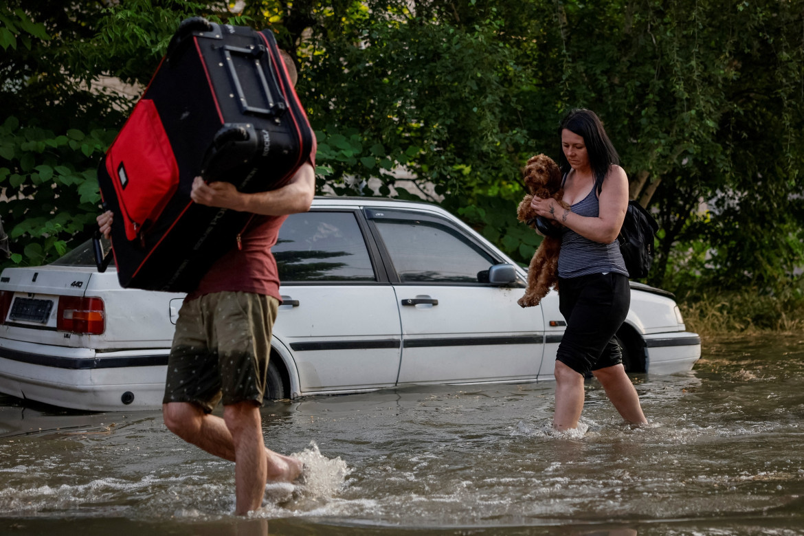 Inundados en Ucrania por voladura de represa. Foto Reuters.