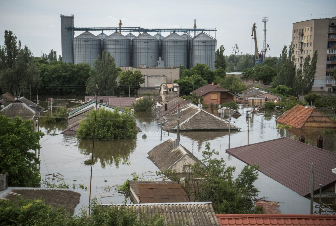 Inundación en Ucrania por voladura de represa. Foto Reuters.