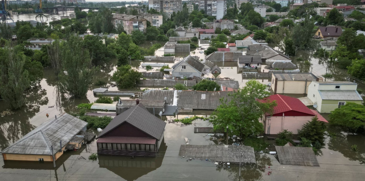Casas inundadas de una zona residencial en la ciudad de Jersón. Fuente: Reuters.