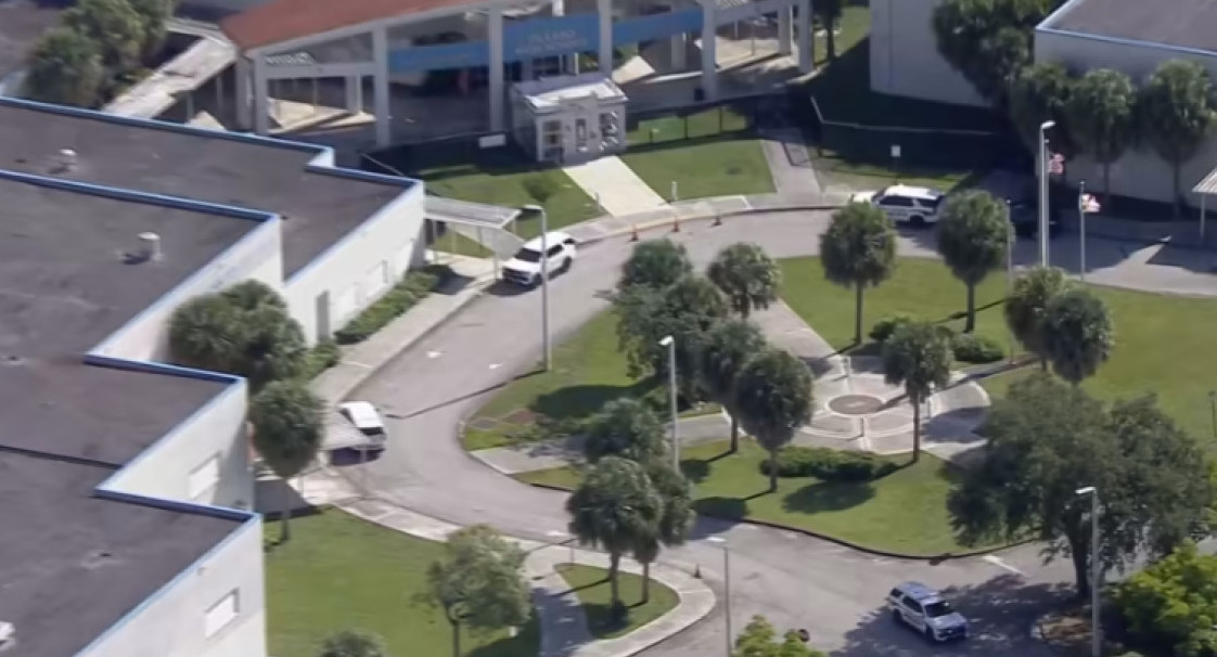 Escuela secundaria de Florida donde un estudiante terminó detenido por portar un arma. Foto: Gentileza WPLG.