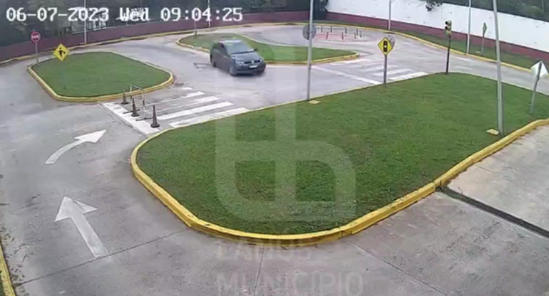 Vuelco de una conductora que realizaba el examen de manejo en Lanús. Foto: Captura de video.