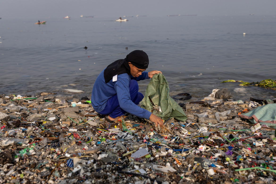 Trabajadores limpia la playa de Baseco llena de basura por el Día Mundial de los Océanos. Foto: Reuters