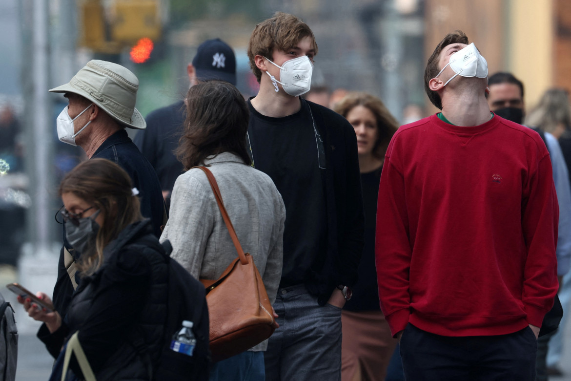 Personas con mascarillas en Manhattan. Foto: Reuters