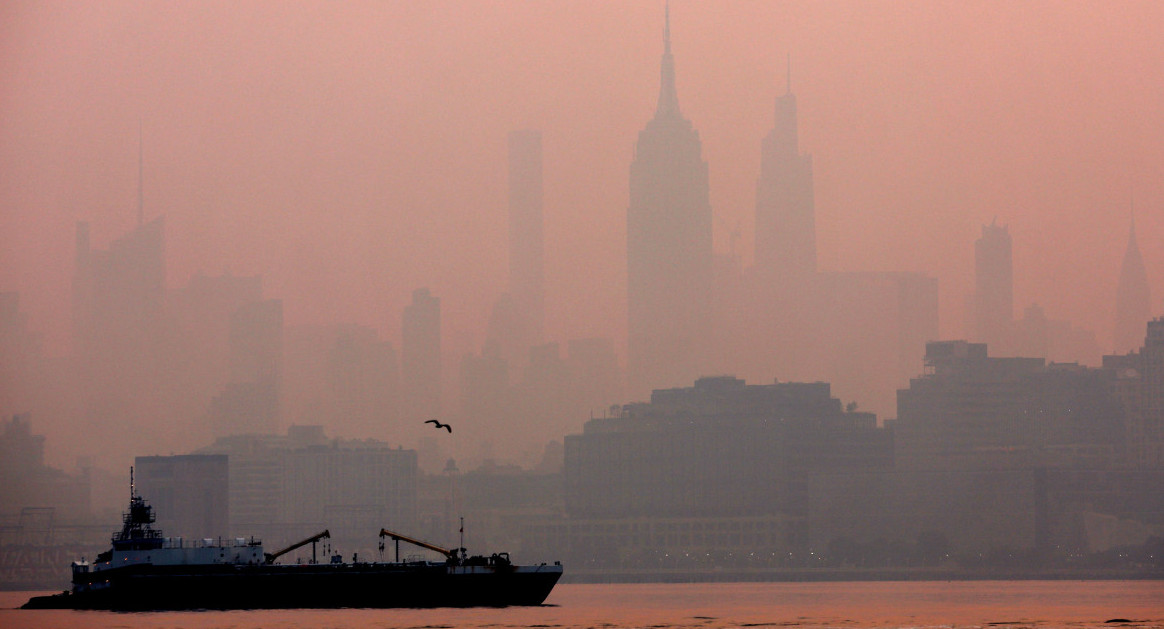 Empire State en Manhattan cubierto por el humo. Foto: Reuters