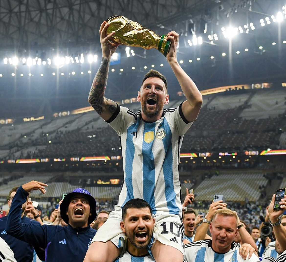Sergio Agüero festejando con Messi el Mundial de Qatar 2022. Foto: NA.