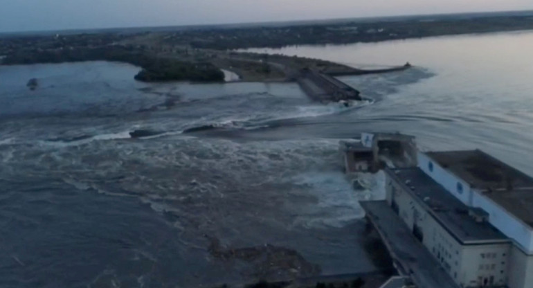 La destrucción de la represa de Nueva Kajovka. Foto: Reuters