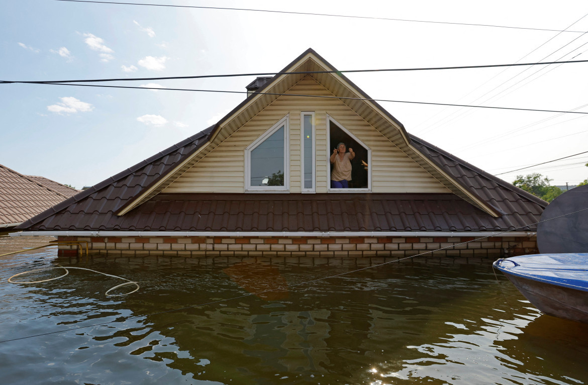 Evacuados por inundaciones tras la destrucción de la represa Kajovka. Foto Reuters