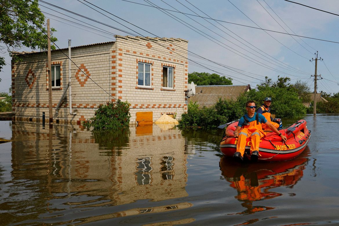 Evacuados por inundaciones tras la destrucción de la represa Kajovka. Foto Reuters