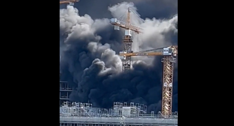 Impactante incendio en una obra en construcción en Hamburgo generó peligrosas explosiones. Foto: Captura de pantalla.