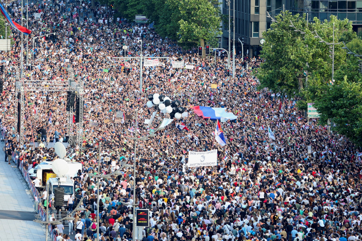 Multitud de manifestantes contra el gobierno en Belgrado. Foto: Reuters