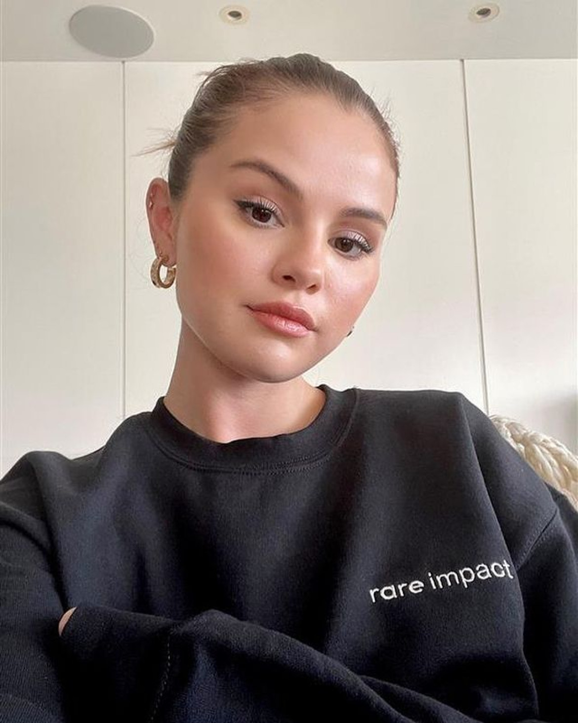 Selena Gomez con buzo de su marca de maquilla. Foto: Instagram Selena Gomez