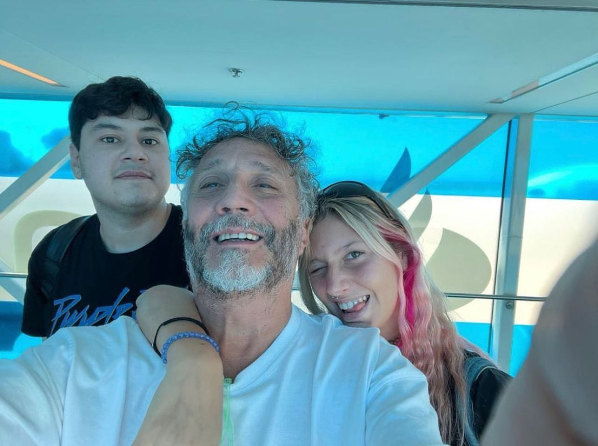 Fito Páez junto a sus hijos Martín y Margarita. Foto: Instagram @fitopaezmusica.