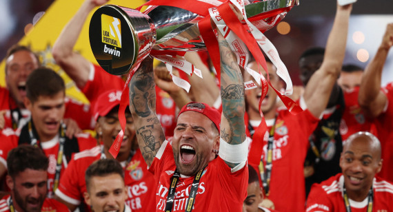 Nicolás Otamendi renovó su contrato con Benfica de Portugal. Foto: Reuters.