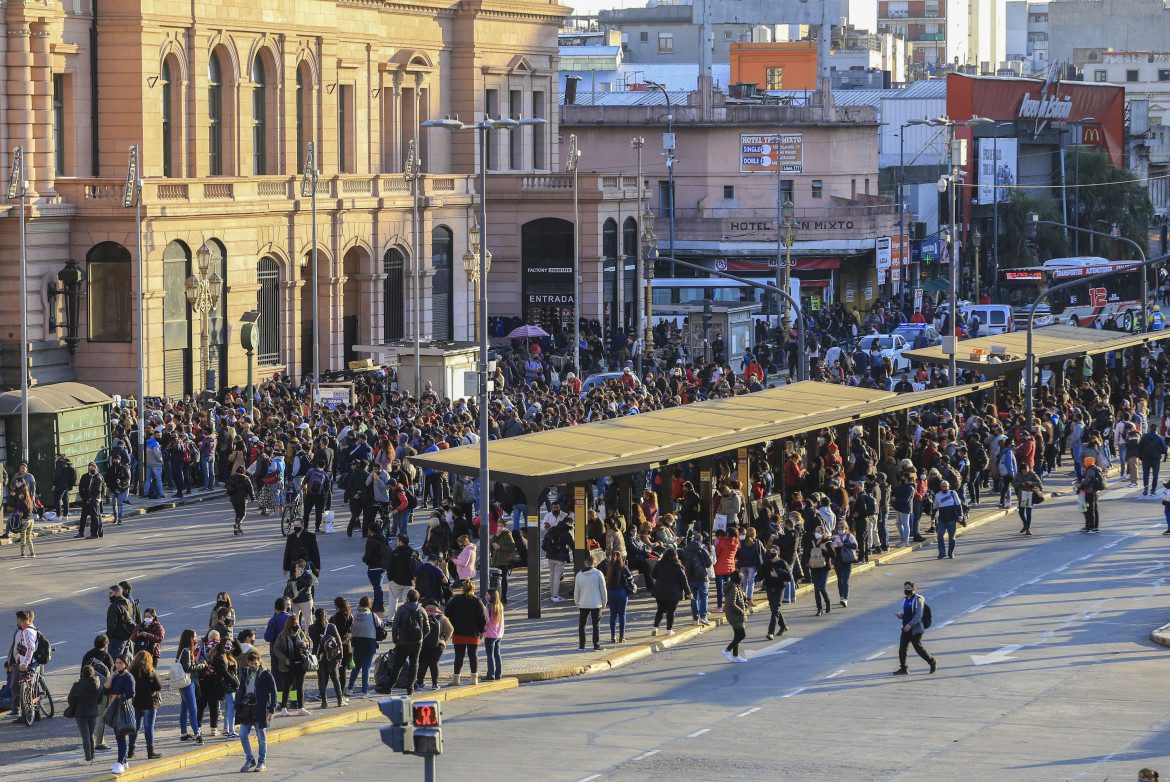 La estación de Constitución repleta tras el paro de trenes. Foto: NA.