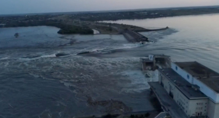 Destrucción de la represa Kajovka en Ucrania. Foto: REUTERS.